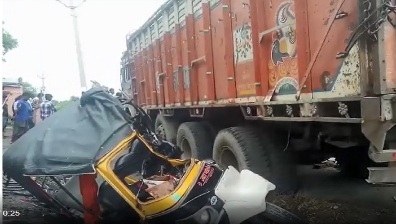 Rewa : आटो को ट्रक ने मारी टक्कर, तीन की मौत, मुंबई से आटो लेकर यूपी अपने जा रहे थे घर